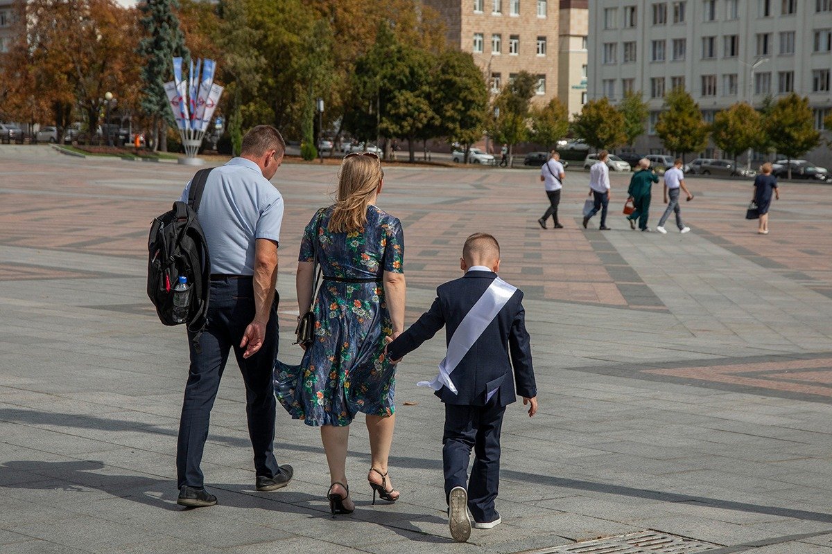 Родители с первоклассником. Фото: Алексей Душутин / «Новая газета»