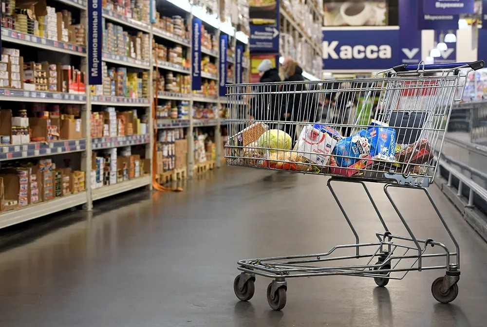 Тележка с продуктами в магазине. Фото: Максим Богодвид / РИА Новости