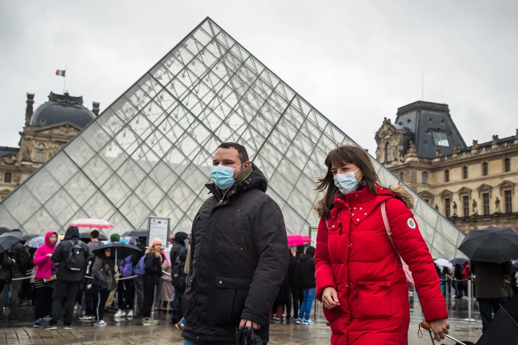 Туристы у Лувра, Париж. Фото: EPA