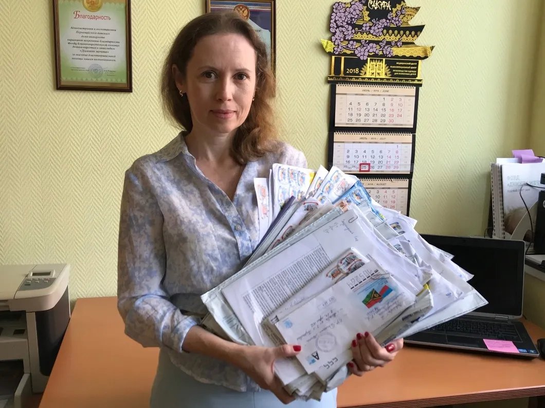 Лена Володина с кипой писем для фонда «Димина мечта»