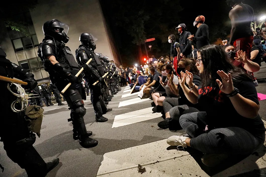 Протестующие сидят перед кордоном полиции. Северная Каролина, США. 31 мая 2020 г. Фото: Reuters