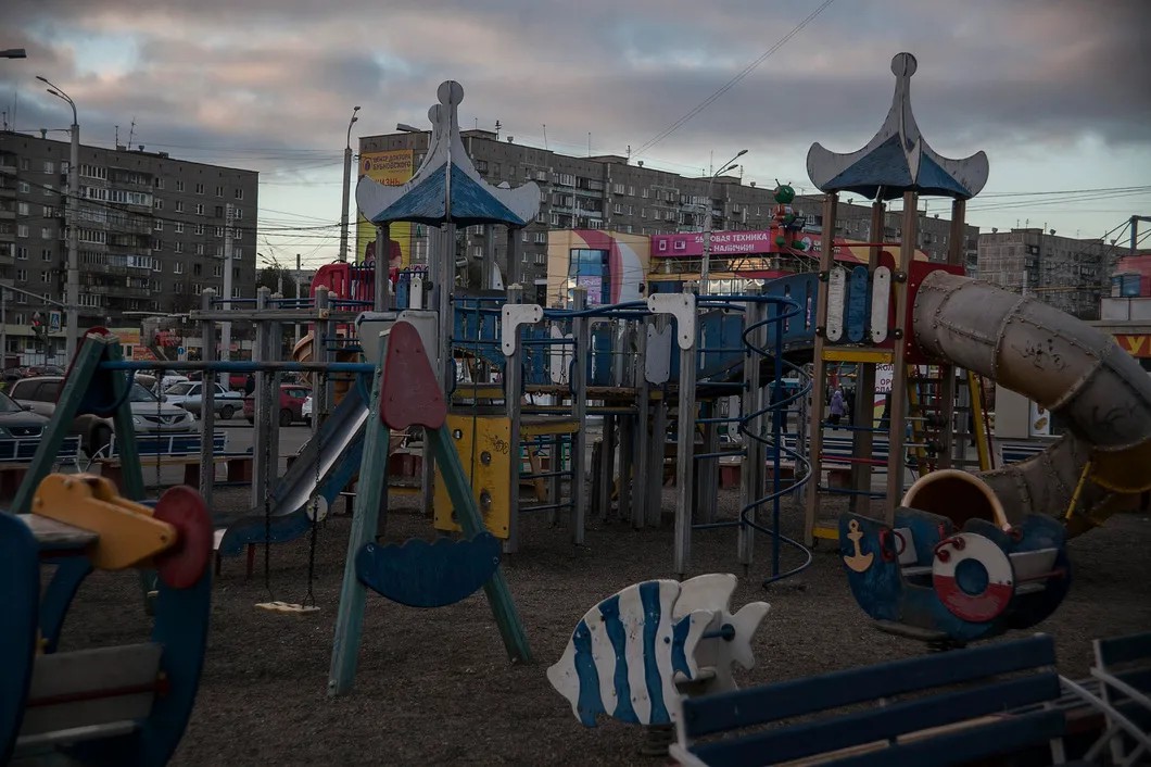 Детская площадка в Орджоникидзевском районе Магнитогорска. Фото: Влад Докшин / «Новая газета»