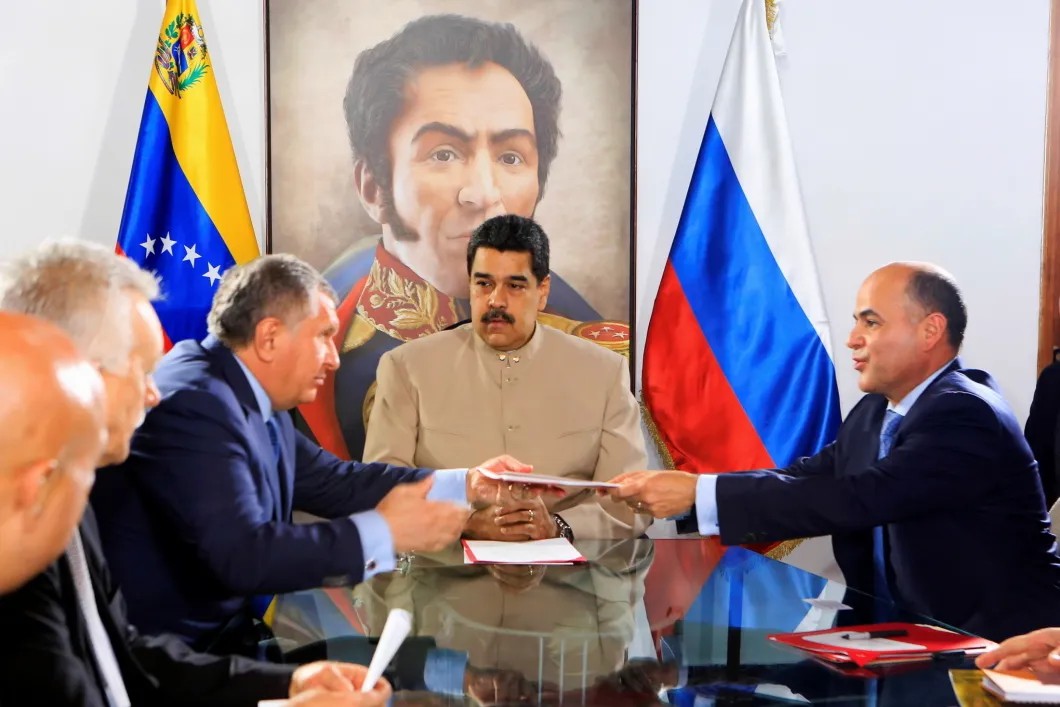Игорь Сечин и Николас Мадуро во время подписания контрактов в Венесуэле. Фото: Reuters
