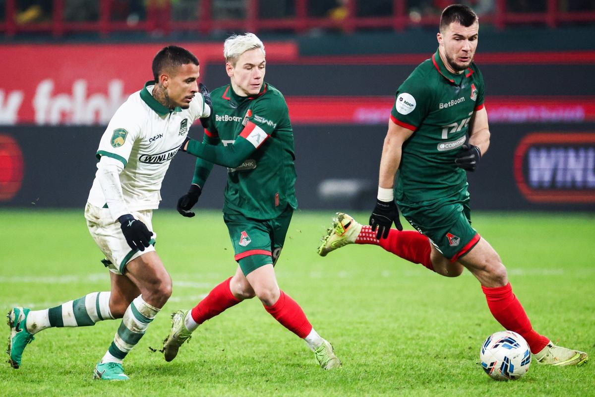 Российская премьер-лига. «Локомотив» (Москва) — «Краснодар» (Краснодар). Диего Коста («Краснодар»), Алексей Батраков («Локомотив») и Николай Комличенко («Локомотив») во время матча.. Фото: Сергей Фадеичев / ТАСС