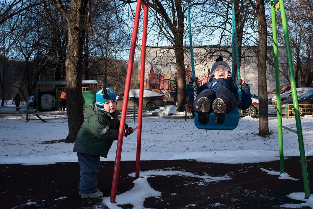 Миша и Илья на детской площадке. Фото: Виктория Одиссонова / «Новая»