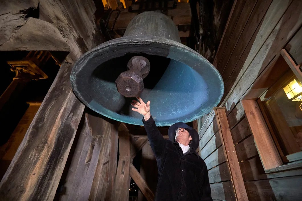Звонарь Кафедрального собора в Лозанне бьет в колокол, чтобы сообщить о пришедшей пандемии. Фото: Reuters