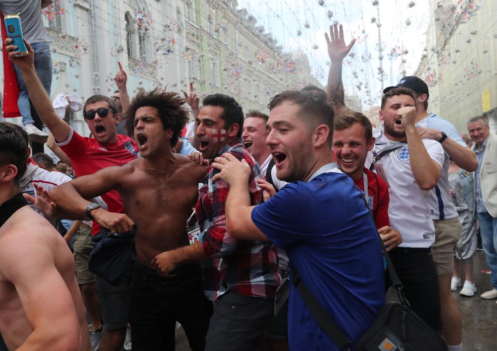 Футбольные болельщики во время чемпионата мира по футболу 2018 года на Никольской улице в Москве. Фото: РИА Новости