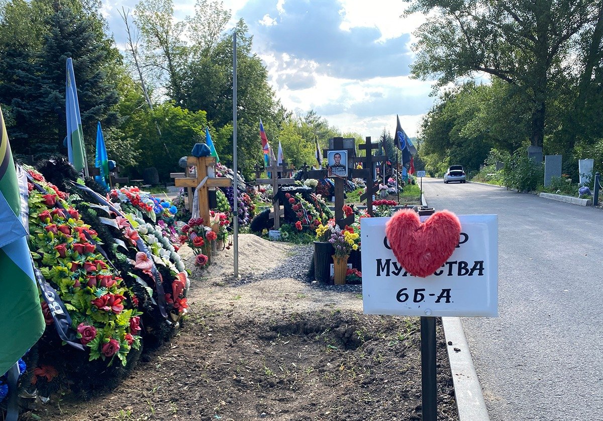 Аллея героев на Северном кладбище. Фото: Татьяна Васильчук / «Новая газета»