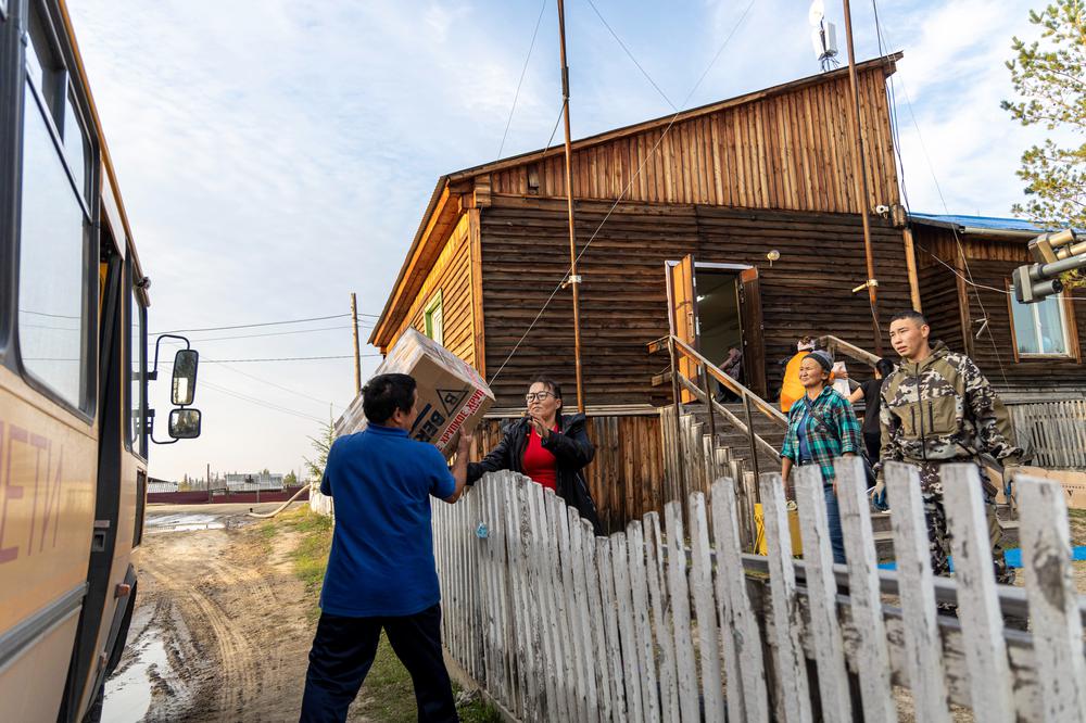 Добровольцы Бясь-Кюель принимают гуманитарную помощь из Якутска. Фото: Арден Аркман / «Новая газета»
