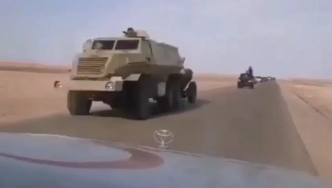 Кадр из видео проезда военной колонны по ливийской дороге. В составе военной техники (на фото) — российский «Урал»