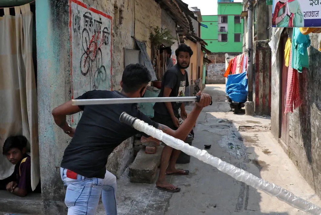 В некоторых регионах Индии, на фото — город Кольката — полицейские в штатском избивают пластиковыми трубами нарушителей локдауна. Фото: Reuters