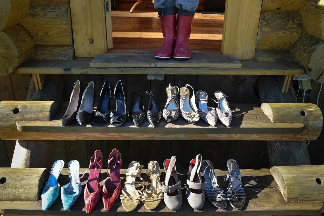 Из Америки Катя привезла 50 пар обуви. Фото: Виктория Одиссонова / «Новая газета»