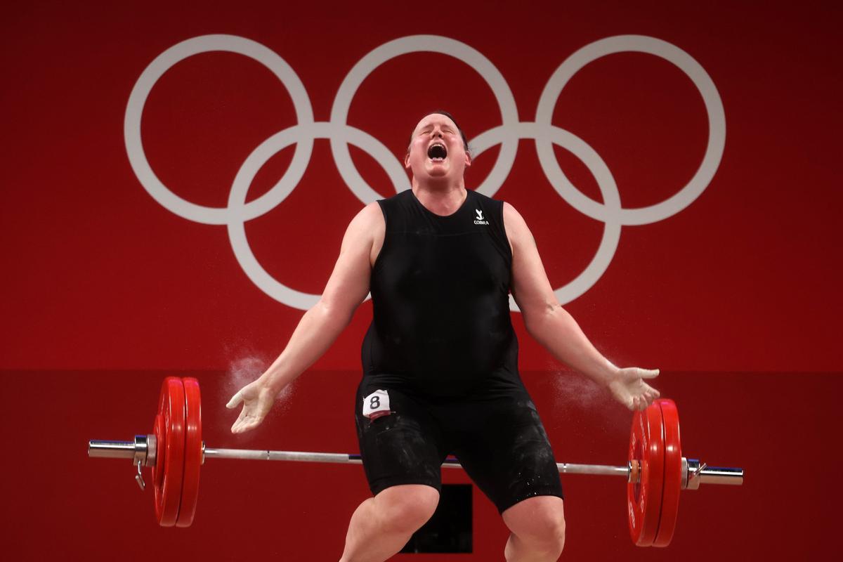 Лорел Хаббард из сборной Новой Зеландии во время соревнований по тяжелой атлетике на Олимпийских играх в Токио. Фото: Chris Graythen / Getty Images