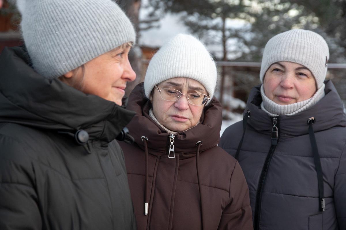 Наталья Короткая (слева) с коллегами. Фото: Алексей Душутин / «Новая газета»