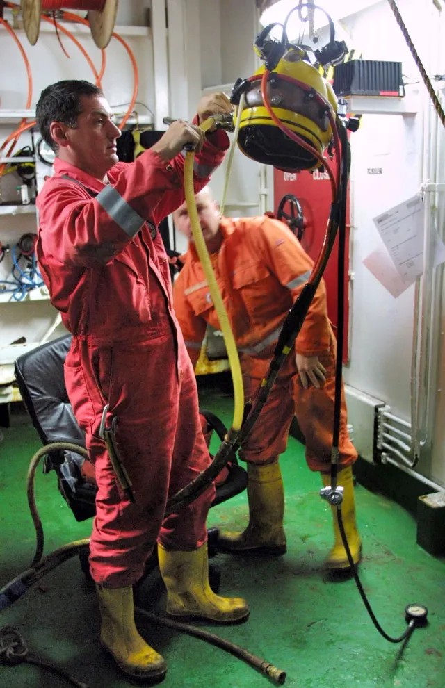Британские водолазы-спасатели, принимавшие участие в операции по подъему АПЛ «Курск». 25 сентября 2001 года. Фото: Reuters