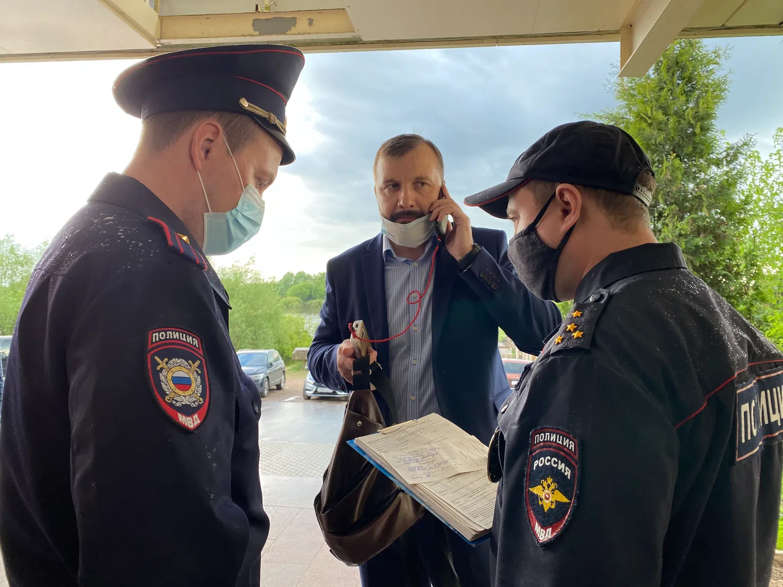 Здесь нарушается закон губернатора». В Великом Новгороде полиция сорвала  первый за сто лет «Земский съезд» — Новая газета