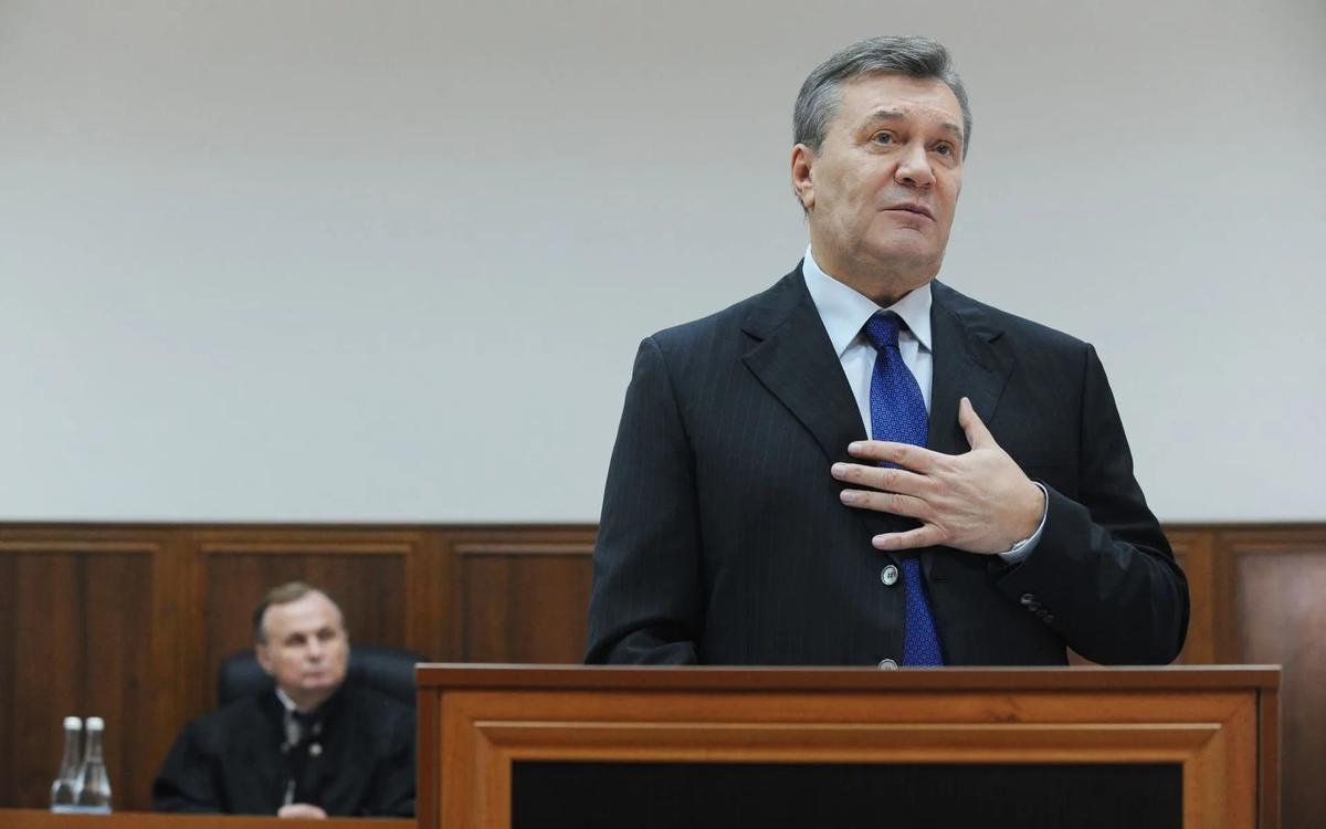 Янукович сел на скамью подсудимых. Заочно