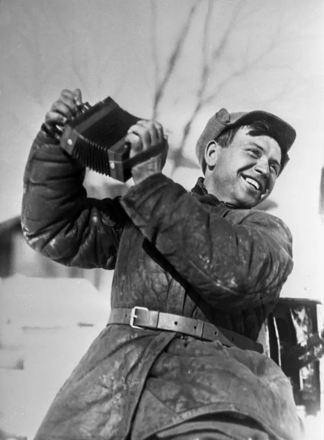 Красноармеец играет на гармонике. Фото 1939 года. Архив РИА Новости