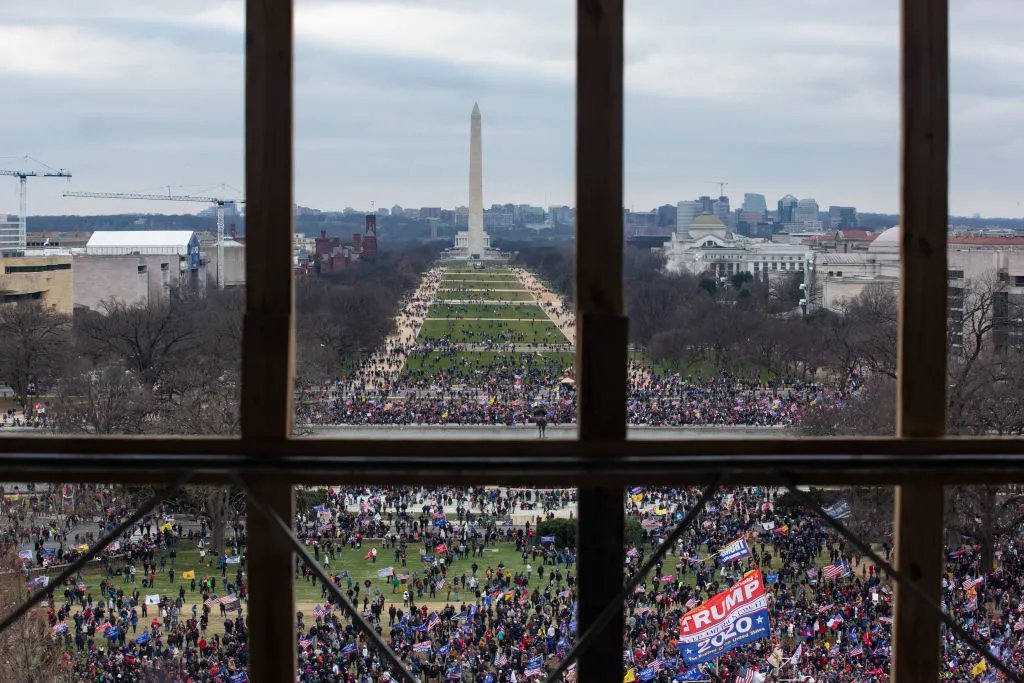 Толпа движется ко входу в Капитолий. Фото: Getty Images