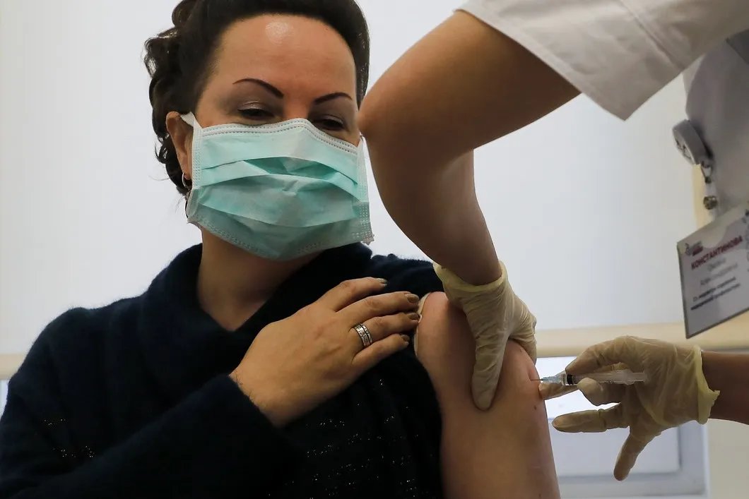 Медсестра делает пациентке прививку вакцины Sputnik V в одной из московских поликлиник. Фото: Anadolu Agency / Getty Images
