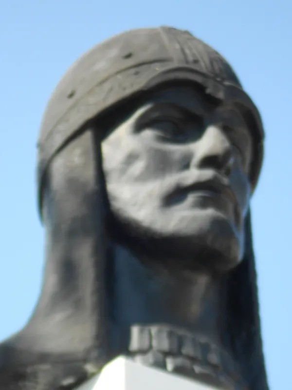 Памятник основателю Порхова Александру Невскому