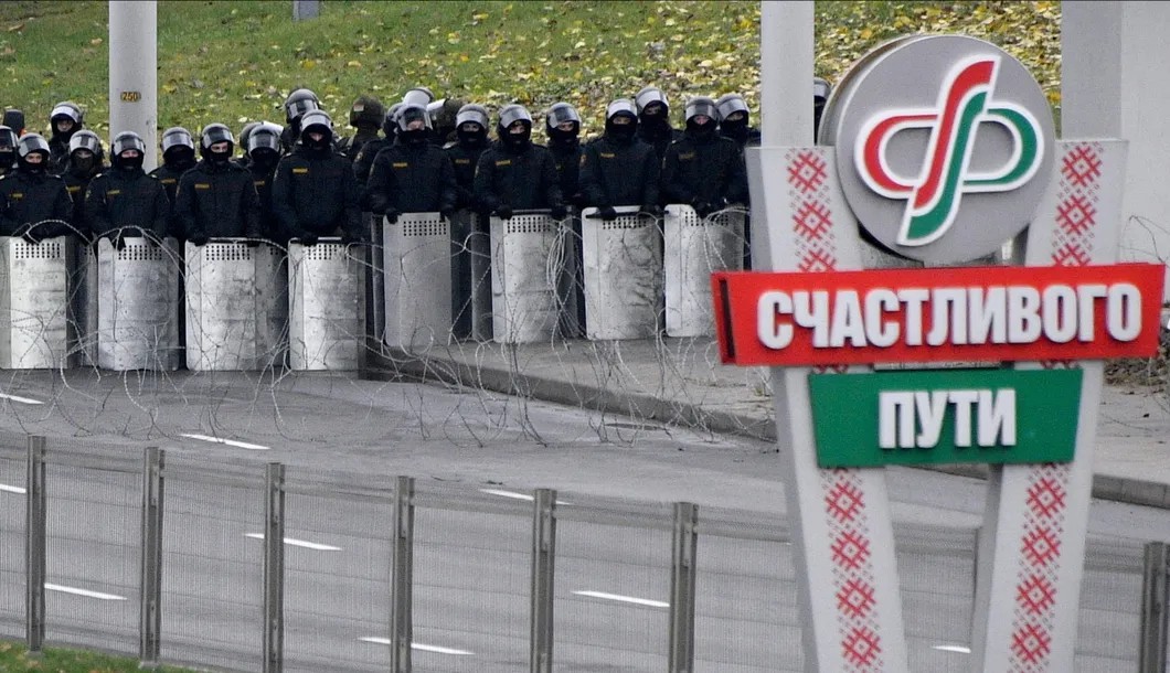 Минск. Цепь силовиков во время мирной акции протеста. Фото: РИА Новости