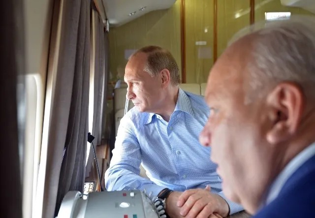 Владимир Путин и Виктор Зимин с воздуха инспектируют последствия пожара в Хакасии в 2015 году. Фото: РИА Новости