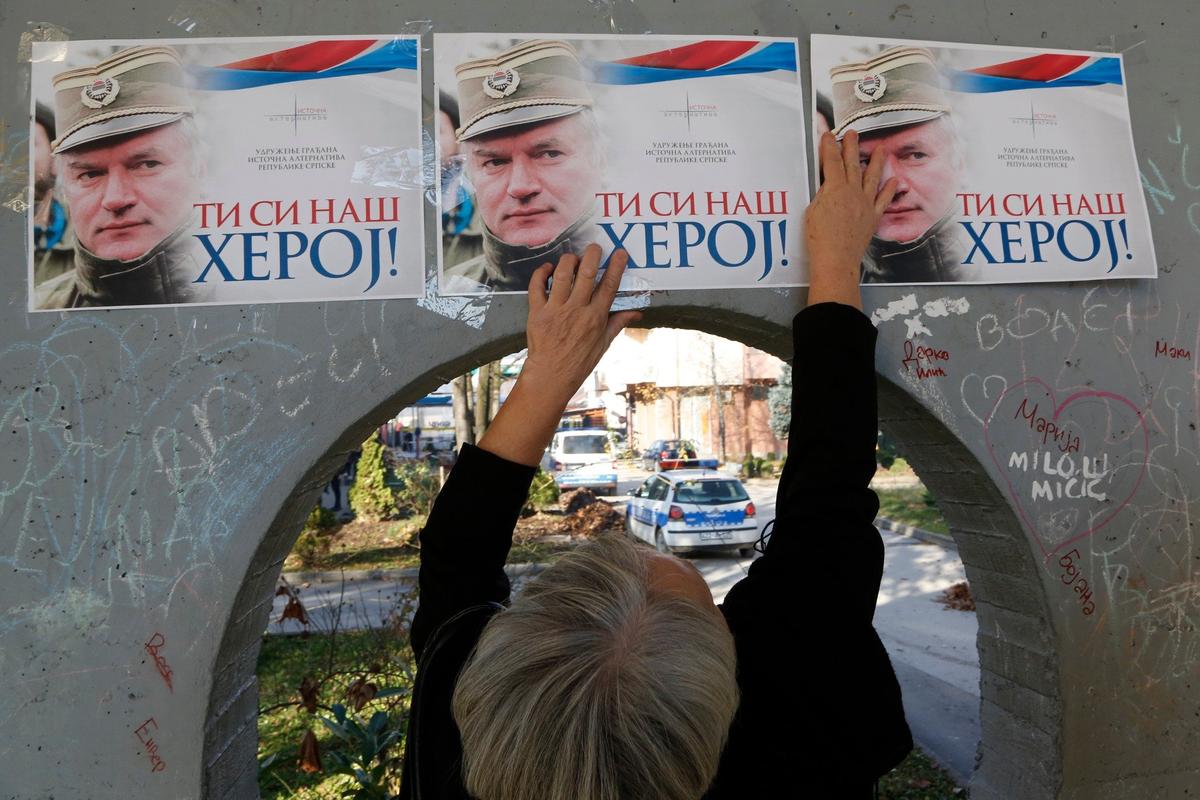 Плакаты с изображением бывшего командующего армией боснийских сербов Ратко Младича. Фото: AP / ТАСС