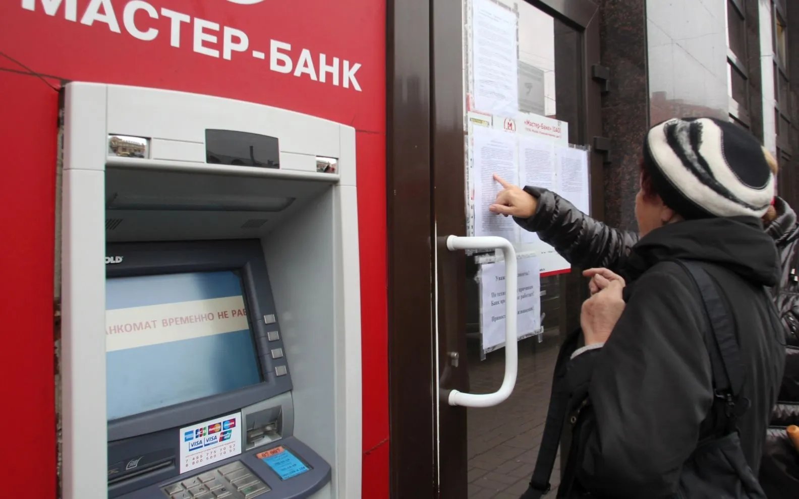 Нужные банкоматы заряжали пятитысячными купюрами, за вечер из них вынимали до 1 млрд рублей
