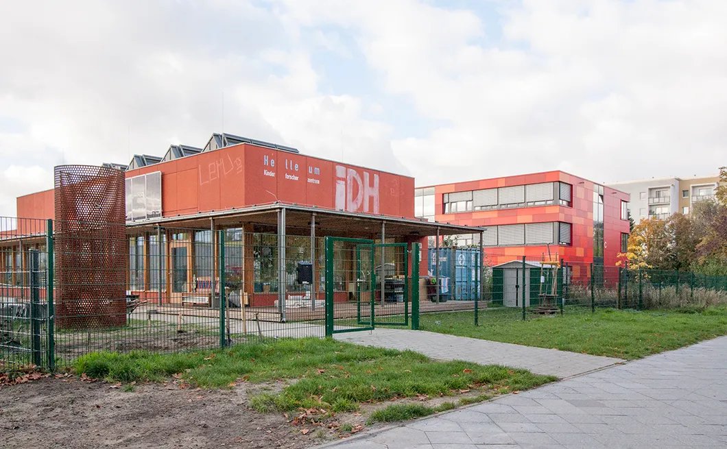 Пример нового образовательного кампуса — проект Campus Kastanienallee в районе Хеллерсдорф в Берлине. Он включает в себя детский центр HELLEUM, комьюнити-центр и детский сад. Центр HELLEUM специализируется на раннем естественнонаучном образовании, открыт в 2012 году, его концепция была разработана при поддержке университета Гумбольдта.