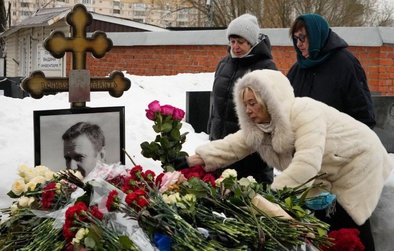 Мама Алексея Навального (крайняя справа) и мама Юлии Навальной (на первом плане) у могилы. Фото: Александр Земляниченко / AP / Scanpix / LETA2