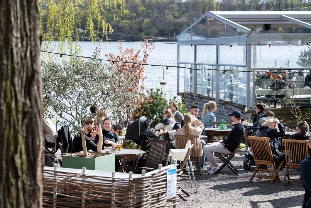 Посетители кафе во время пандемии, Стокгольм. Фото: EPA