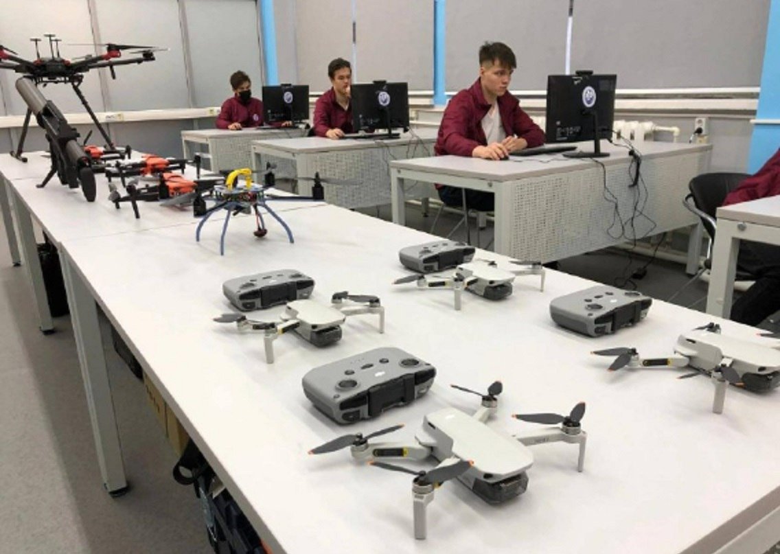 Школьники программируют дроны. Фото: соцсети