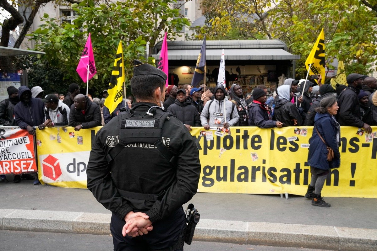 Полицейский из оцепления напротив протестующих у Сената Франции, который рассматривает иммигрантский закон. Ноябрь 2023. Фото: Michel EulerAP / TASS