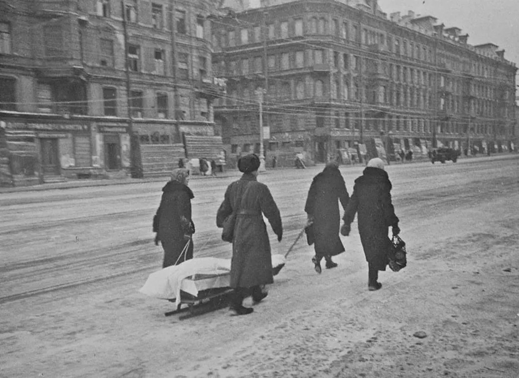 Траурная процессия на Невском проспекте, 1942 год. Фото: Сергей Струнников