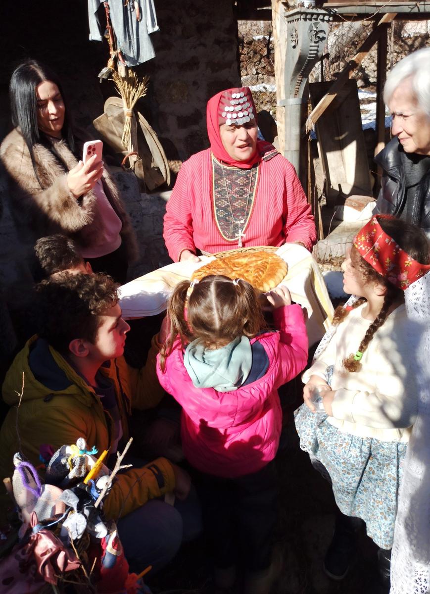 Бабушка Тамара проводит ритуальные действия с гатой. Фото: Евгения Енгибарян