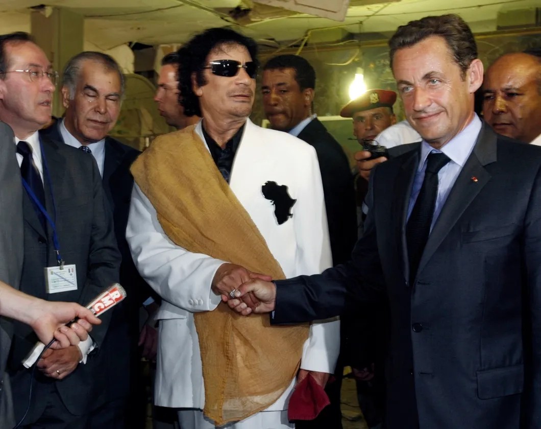 Муаммар Каддафи и Николя Саркози в Триполи. 2007 год. Фото: Reuters