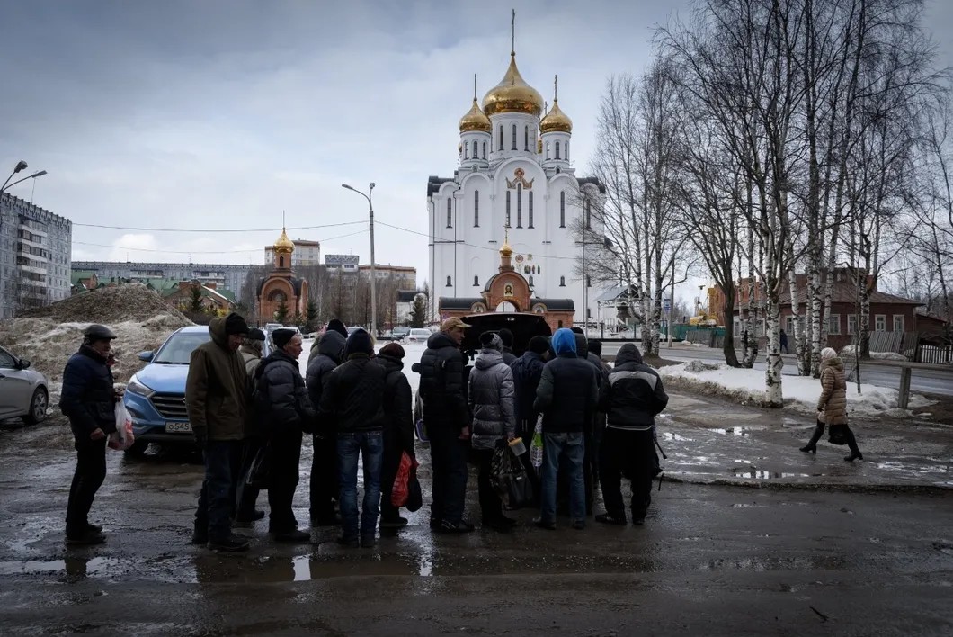 Игорь Сажин кормит людей возле Стефановского собора. Фото: Кирилл Шейн — специально для «Новой»