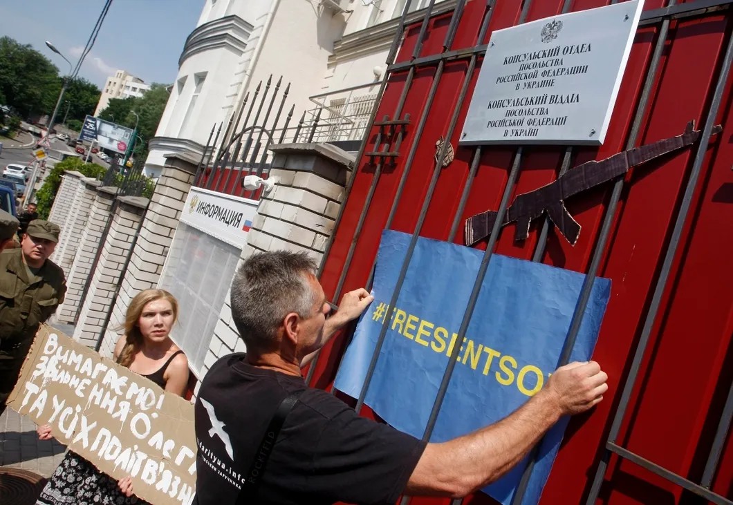 Акция «Заберите своих — отдайте наших!» у стен российского консульства в Киеве. Фото: EPA