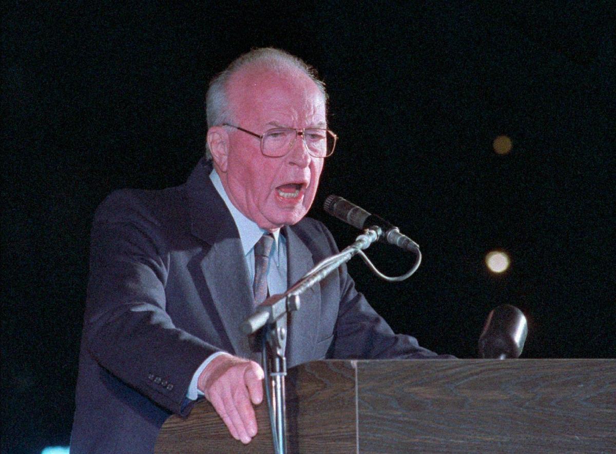 4 ноября 1995 года. Премьер-министр Израиля Ицхак Рабин выступает перед более чем 100-тысячной толпой на городской площади Тель-Авива. Рабин был застрелен тремя выстрелами, когда покидал митинг. Фото: AP / TASS