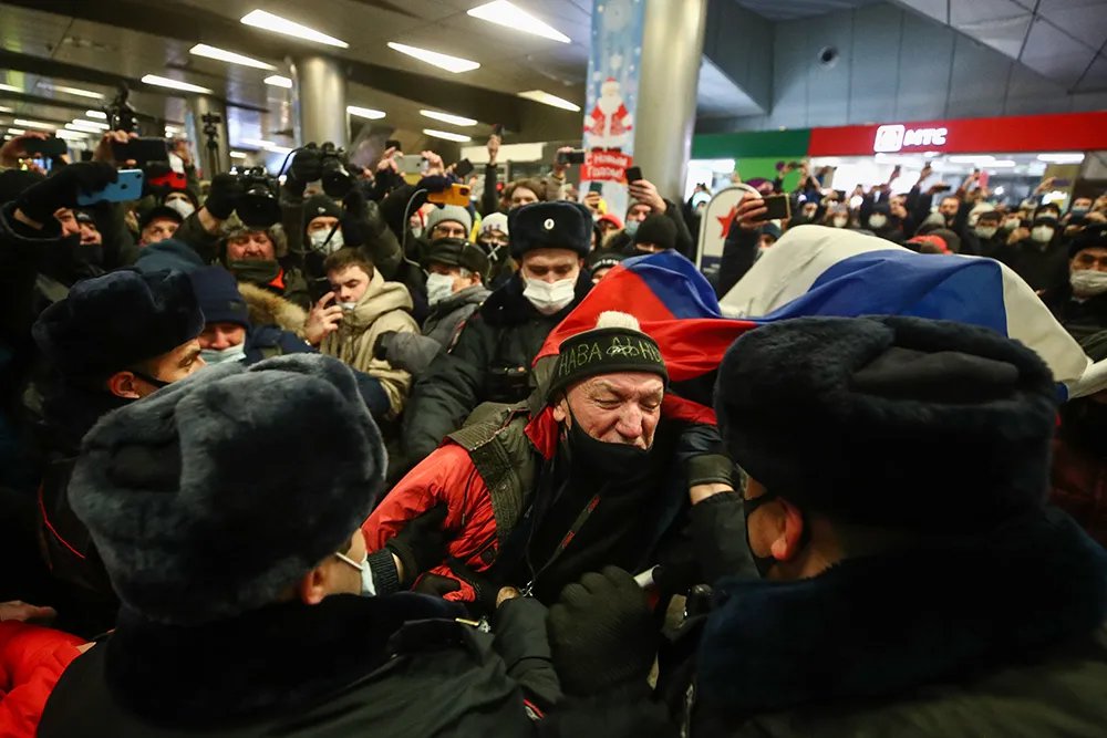 Задержания во Внуково. Фото: Сергей Бобылев / ТАСС