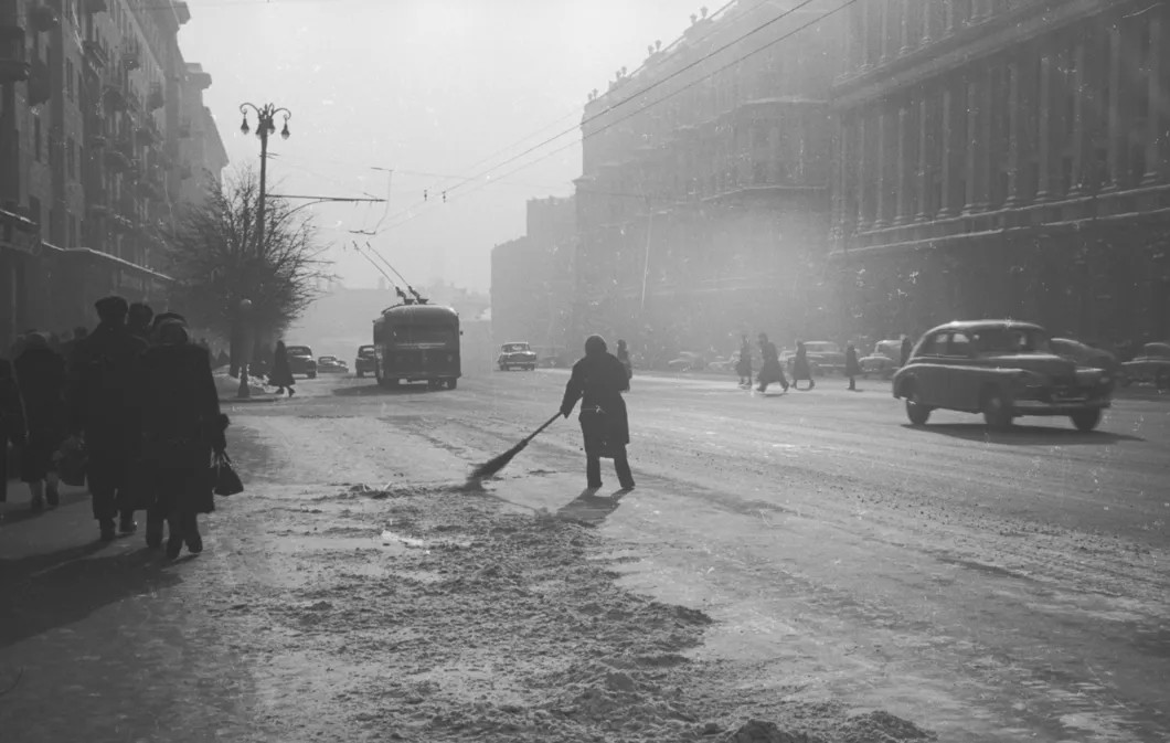 Дворник на ул. Горького, 1962
