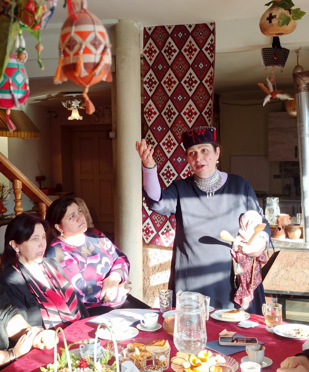 Асмик Баграмян рассказывает гостям центра «Тонацуйц» о праздничных обрядах. Фото: Евгения Енгибарян