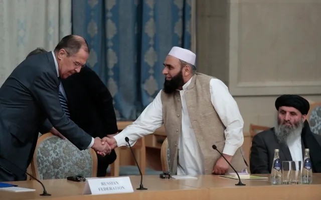Министр иностранных дел России Сергей Лавров и представитель «Талибана» на встрече в Сочи. Фото: EPA