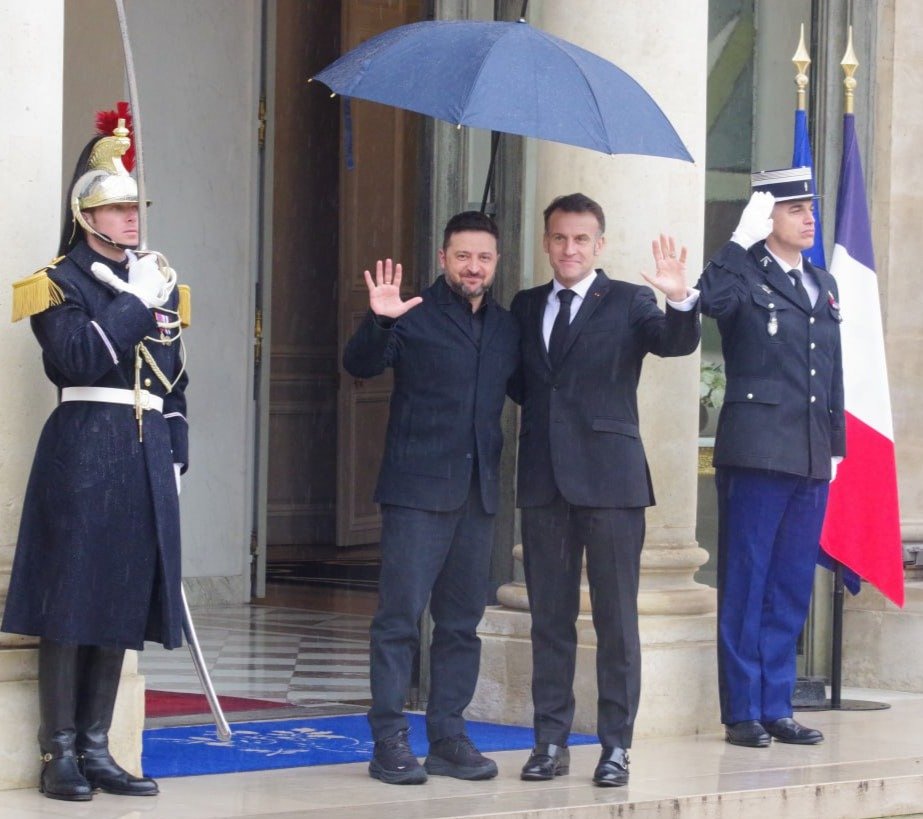 Президент Макрон встретил президента Зеленского на крыльце Елисейского дворца. Фото: Юрий Сафронов / «Новая газета»