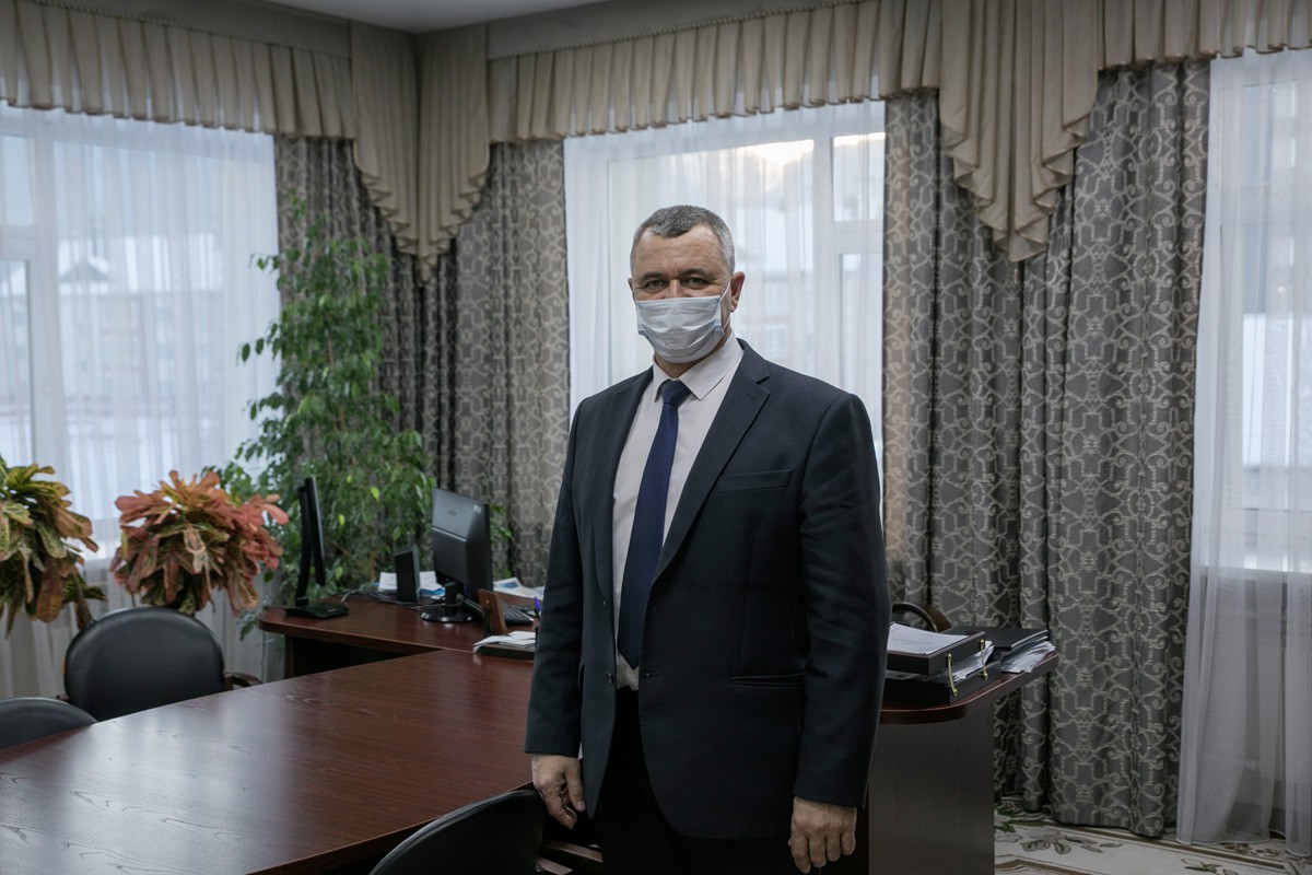 Владислав Рябченко в своём кабинете. Фото: Влад Докшин / «Новая газета»