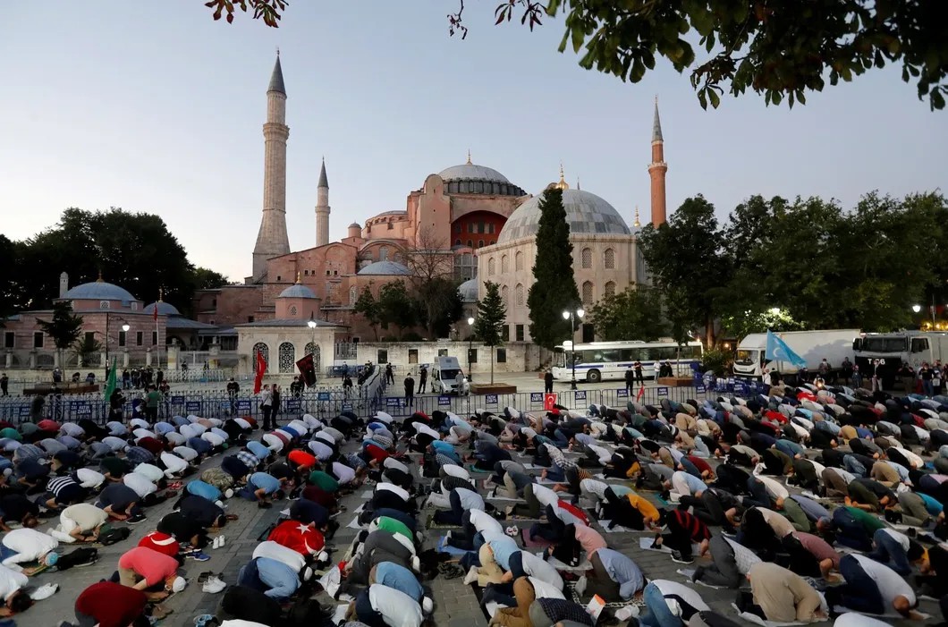 Мусульмане на вечерней молитве перед храмом Святой Софии 10 июля. Фото: Reuters