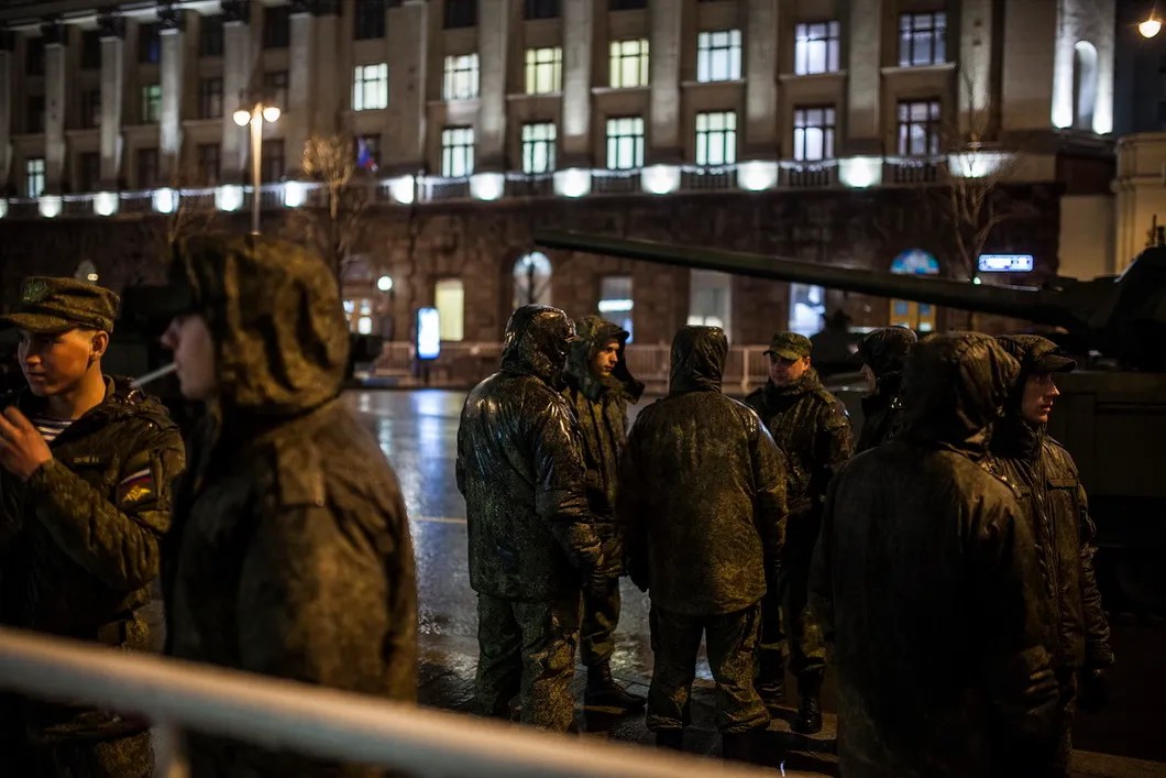 Военнослужащие под дождем во время репетиции парада. Фото: Влад Докшин / «Новая газета»