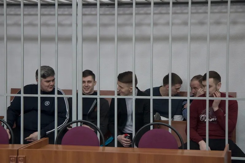 Обвиняемые в клетке в зале суда. Фото: Светлана Виданова / «Новая газета»