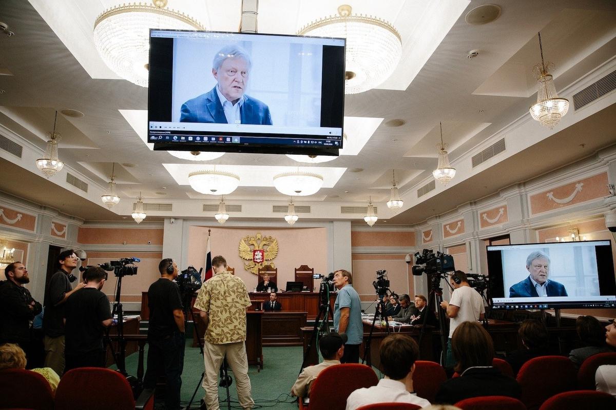 Верховный суд обозревает интервью Григория Явлинского. Фото: пресс-служба партии «Яблоко»